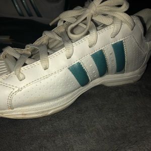 Slightly worn Adidas grand court sneaker !